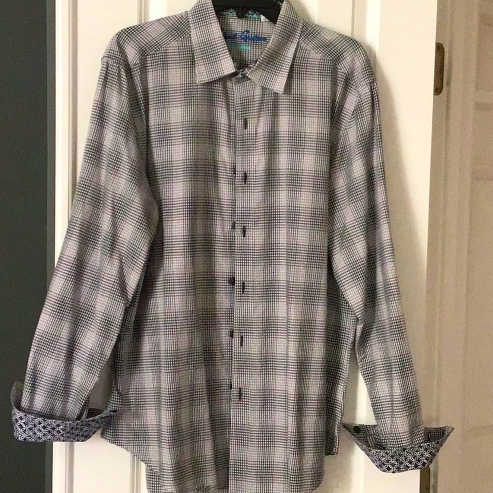 Another classic Robert Graham shirt. Beautiful black and white checked